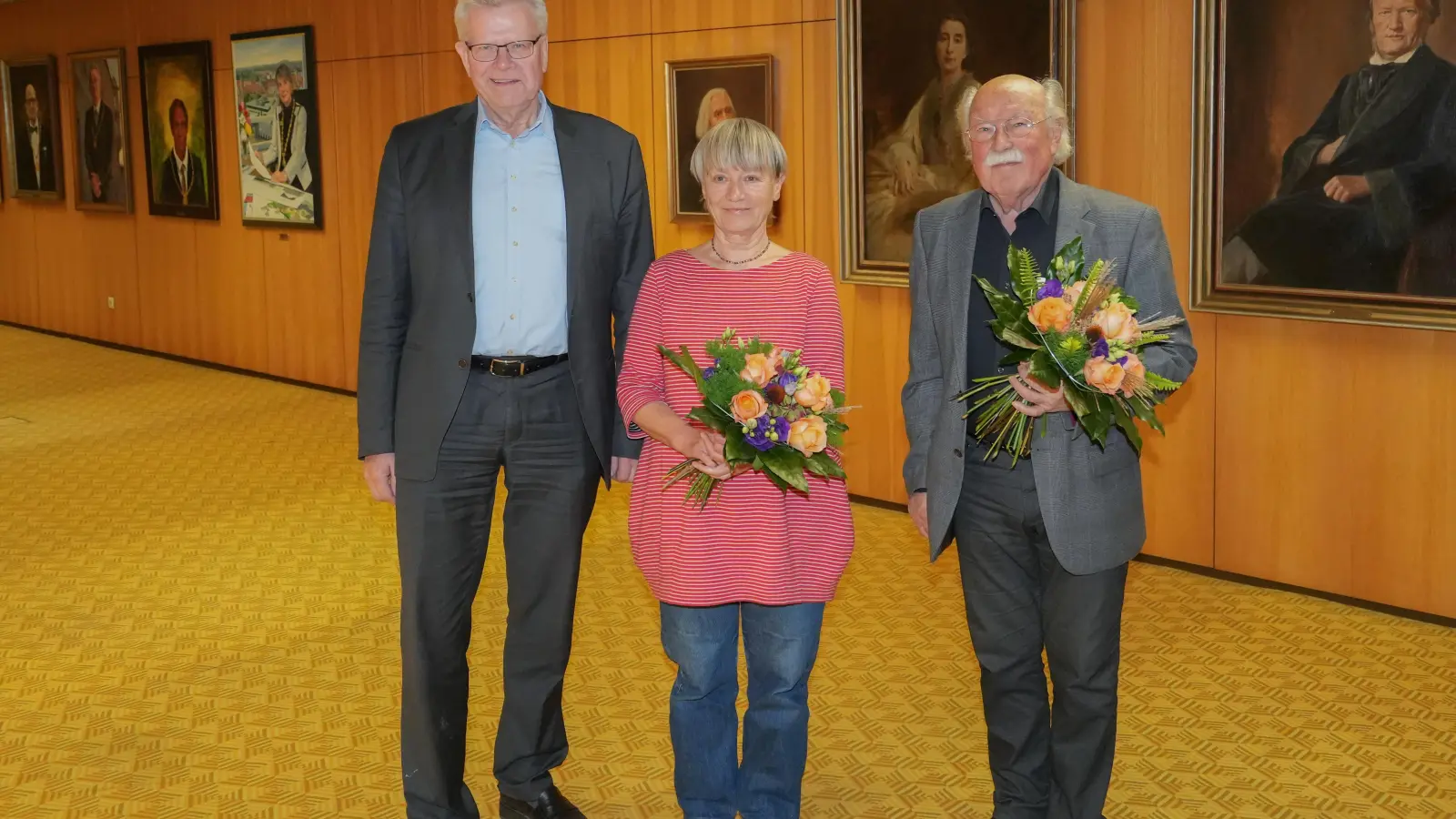 Oberbürgermeister Thomas Ebersberger hat am Donnerstag die Distriktvorsteher Manfred Müller mit der Bayreuth-Medaille in Gold und Johanna Rönsch mit der Dankurkunde des Bayerischen Innenministeriums für besondere Verdienste um die kommunale Selbstverwaltung ausgezeichnet. (Foto: Stadt Bayreuth)