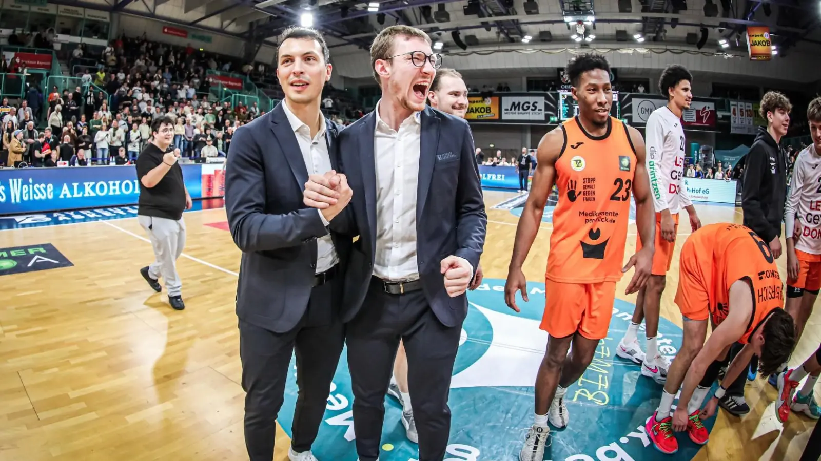 Die beiden nach der Beurlaubung von Florian Wedell als Interims-Headcoaches installierten Übungsleiter Lukas Hofer (links) und Nils Scheller können nach den jüngsten zwei Siegen weiterhin auf das Vertrauen der Verantwortlichen des BBC Bayreuth zählen. (Foto: Thorsten Ochs)