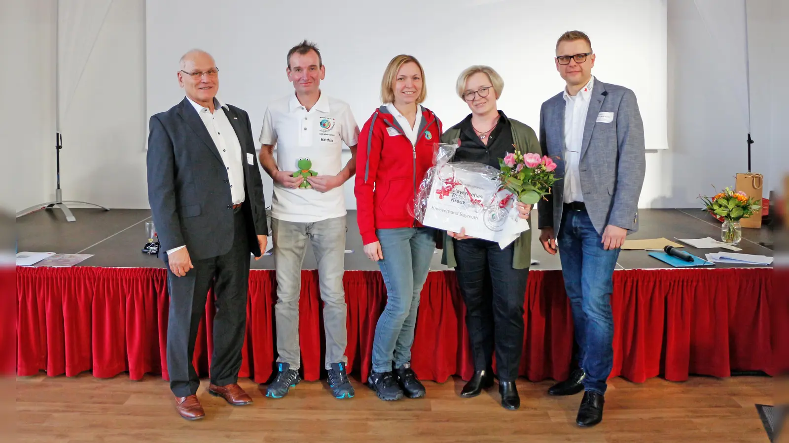 Peter Herzing (BRK-Vorsitzender Bayreuth), Matthias Fick (stv. Jugendleiter BRK-Bayreuth), Kathrin Fick (Jugendleiterin BRK-Bayreuth), Heidi Rhau (Firma Sigikid) und Markus Ruckdeschel (Kreisgeschäftsführer BRK-Bayreuth). (Foto: Tobias Schif /BRK-Bayreuth)