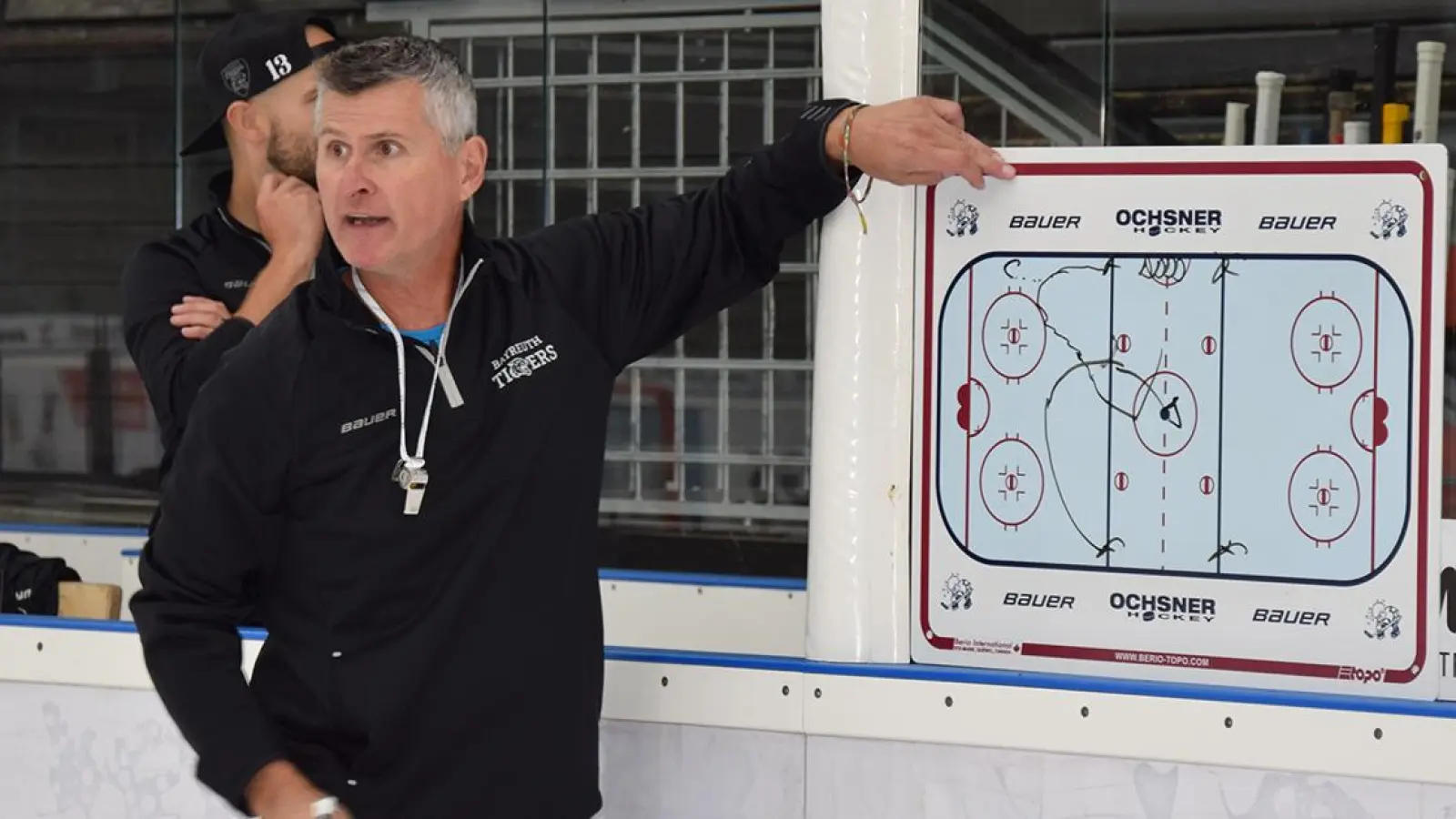 Trainingsauftakt bei den Bayreuth Tigers. Coach Robin Farkas gibt die Richtung vor. (Foto: Lenkeit)