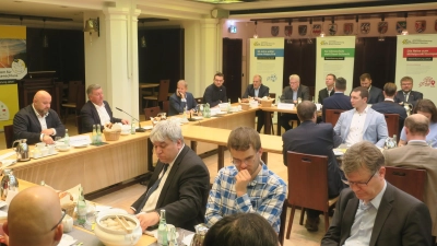 In der Bayerischen Landesvertretung in Berlin haben Abgeordnete und Kommunalpolitiker der betroffenen Regionen die Perspektiven für eine rasche Elektrifizierung der Franken-Sachsen-Magistrale mit Bayerns Verkehrsminister Christian Bernreiter diskutiert. (Foto: Stadt Bayreuth)
