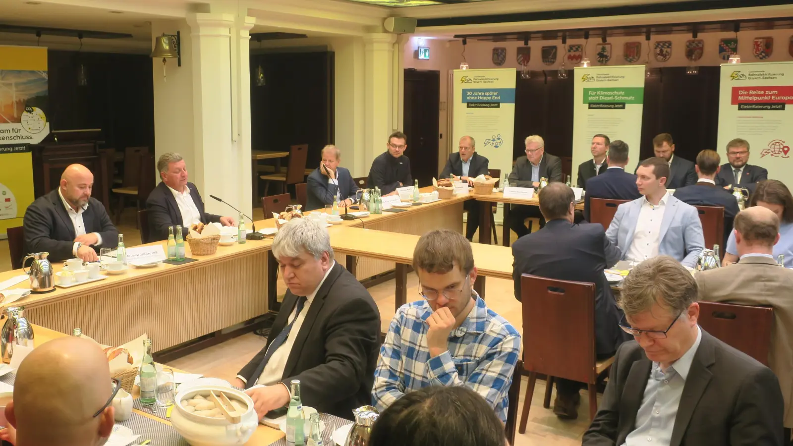 In der Bayerischen Landesvertretung in Berlin haben Abgeordnete und Kommunalpolitiker der betroffenen Regionen die Perspektiven für eine rasche Elektrifizierung der Franken-Sachsen-Magistrale mit Bayerns Verkehrsminister Christian Bernreiter diskutiert. (Foto: Stadt Bayreuth)