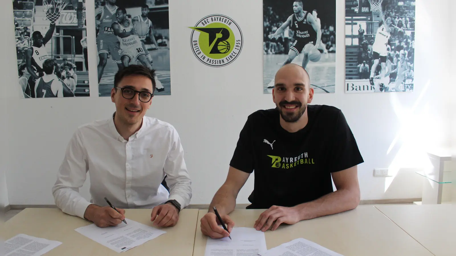 Neuzugang Dejan Kovacevic (rechts) bei der Vertragsunterzeichnung mit BBC-Geschäftsführer Friedrich Hartung, (Foto: BBC Bayreuth)