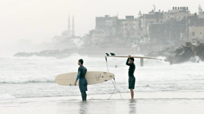 Surfen als Protest: Filmszene aus „Gaza Surf Club” (Foto: red)