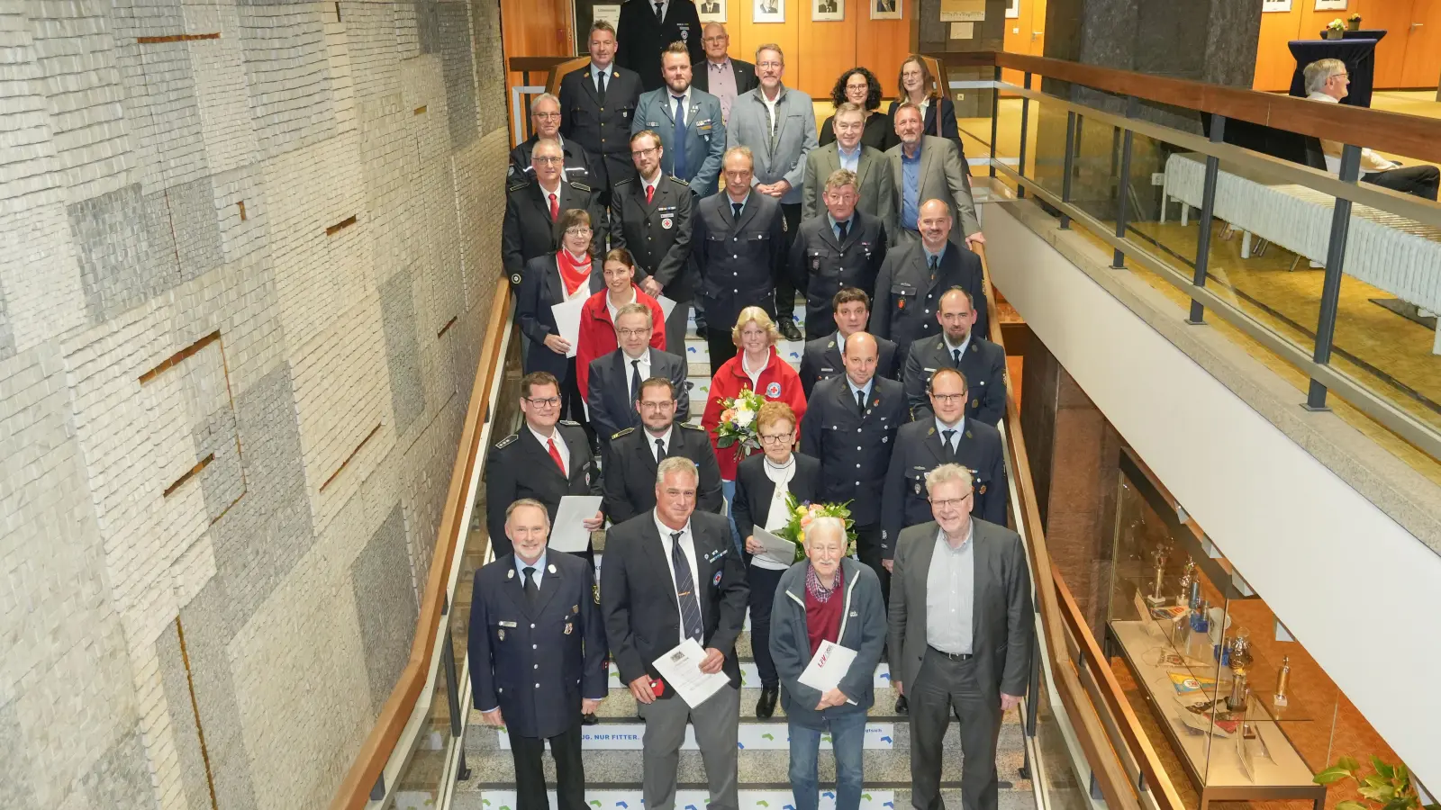 Auszeichnung zahlreicher ehrenamtlicher Rettungskräfte der Bayreuther Feuerwehren, des Bayerischen Roten Kreuzes und des Technischen Hilfswerkes für ihr jahrzehntelanges Engagement.  (Foto: Stadt Bayreuth )