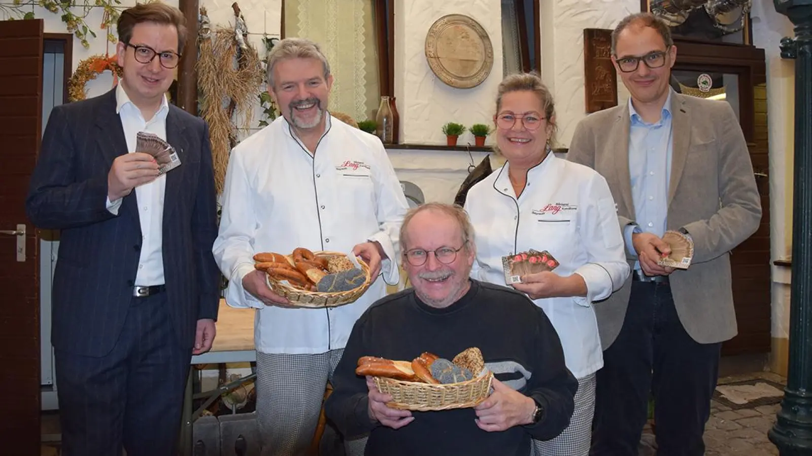 Bäckerei-Gutscheine für bedürftige Bayreuther. V.l.n.r.: Pfarrer Dr. Christian Karl Steger (Schlosskirche), Thomas Zimmer, Richard Kastner, Alexandra Zimmer, Pfarrer Dr. Carsten Brall (Stadtkirche). (Foto: Lenkeit)