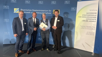 V.l.: Erster Bürgermeister Martin Dannhäußer, Staatsminister Thorsten Glauber, Prof. Dr. Heike Feldhaar, Stefan Frühbeißer (MdL) stellvertretend für Landrat Florian Wiedemann.  (Foto: red )