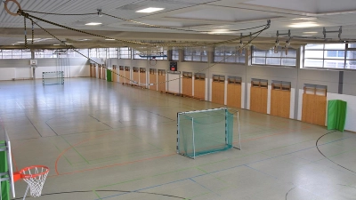 Vierfachturnhalle des Sportzentrums im östlichen Teil des Oberfrankenhallen-Komplexes: Dringend sanierungsbedürftig. (Foto: Lenkeit)