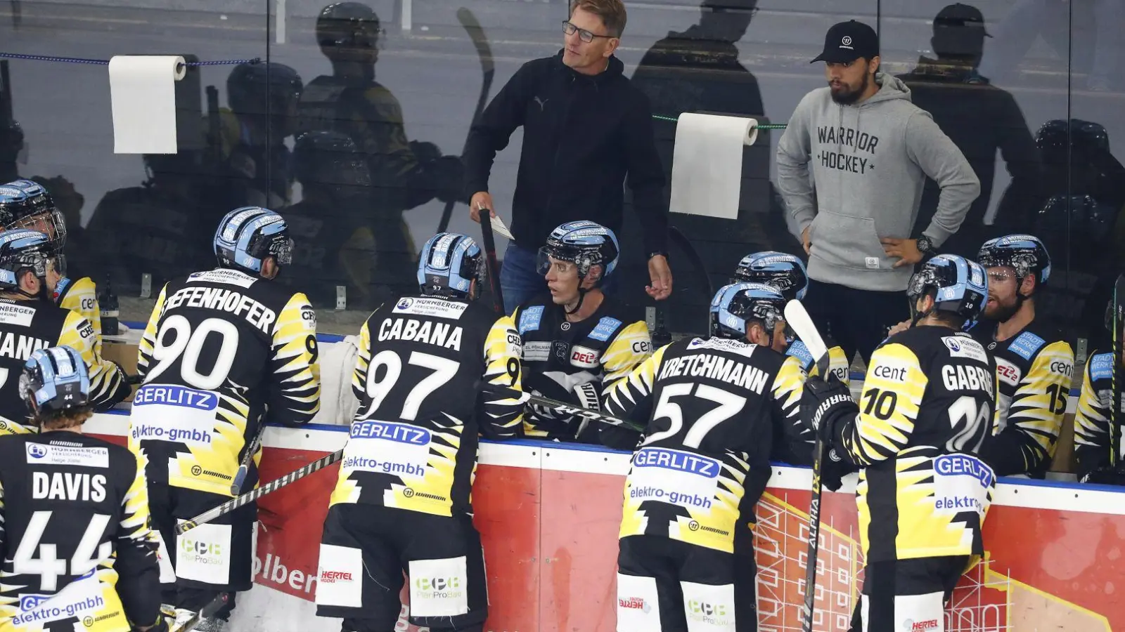 Erstmals erfolgreich waren Trainer Petri Kujala und sein Team beim 3:2 über die Dresdener Eislöwen. (Foto: Peter Kolb)