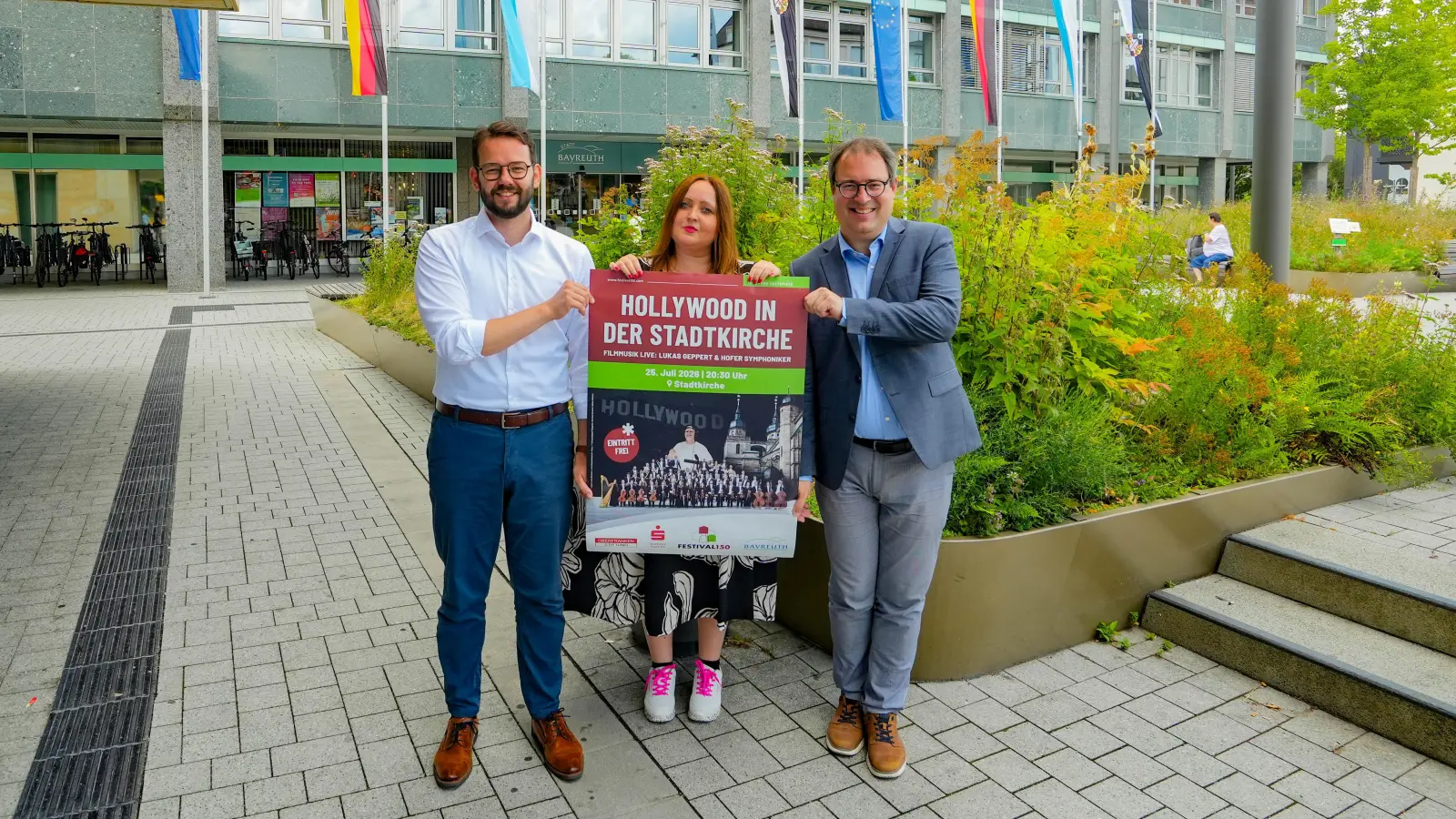 Sie freuen sich auf ein gelungenes Konzert in der Stadtkirche (von links): Oberbürgermeister Dr. Andreas Zippel, Olga Gassan (Teamleitung Marketing und Kommunikation der Sparkasse Bayreuth) und Regierungspräsident Florian Luderschmid. (Foto: Stadt Bayreuth)