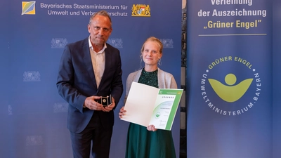 Thorsten Glauber überreichte die Auszeichnung an Bianca Egelkraut.  (Foto: Bayerisches Staatsministerium für Umwelt und Verbraucherschutz)