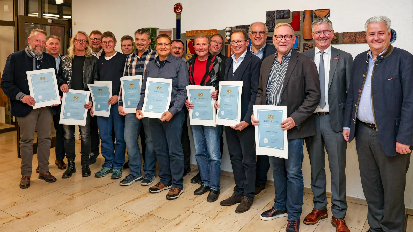 Die ausgezeichneten Ausbilder präsentieren stolz ihre Ehrenurkunden (von links): Metzgermeister Thomas Köhn, HWK-Geschäftsführer Rainer Beck, Metallbauermeister Thomas Limmer, Kreishandwerkermeister Karl-Michael Hopf (Kreishandwerkerschaft Oberfranken Mitte – Standort Bayreuth), Schreinermeister Reinhard Schmidt, HWK-Geschäftsführer Sebastian Serfas, Anlagenmechanikermeister Dominik Grau, Metallbaumeister Oliver Krummholz, HWK-Vizepräsident Harald Sattler, Bäckermeister Michael Rindfleisch, Kreishandwerkermeister Jens Beland (Kreishandwerkerschaft Oberfranken Mitte – Standort Coburg) , Karosserie- und Fahrzeugbaumeister Peter Hofmann, HWK-Hauptgeschäftsführer Reinhard Bauer, Maurermeister Richard Eichhorn, HWK-Vizepräsident Christian Herpich, HWK-Präsident Matthias Graßmann. (Foto: HWK für Oberfranken/S. Dörfler)