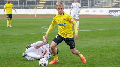 Mittelfeldspieler Marco Zietsch (am Ball) bleibt der SpVgg Bayreuth auch in der kommenden Regionalliga-Saison 2026/27 erhalten. (Foto: Archiv/Stefan Dörfler)