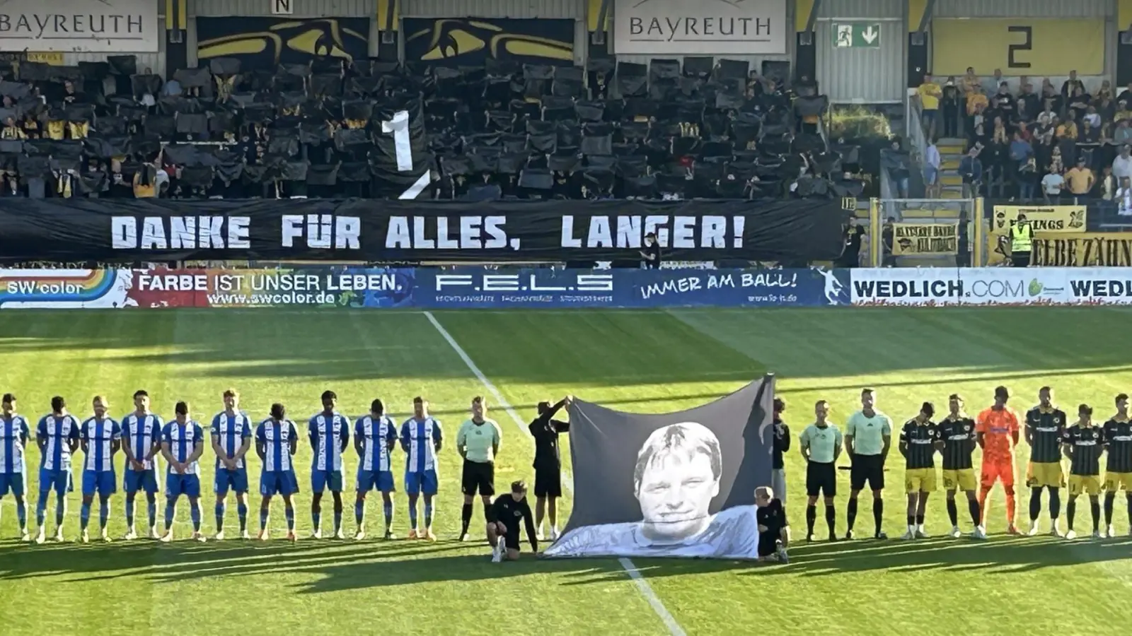 Vor Beginn des heutigen Regionalliga-Heimspiels der SpVgg Bayreuth gegen den FV Illertissen wurde der verstorbenen Torhüter-Legende Wolfgang Mahr gedacht. (Foto: Gabi Munzert)