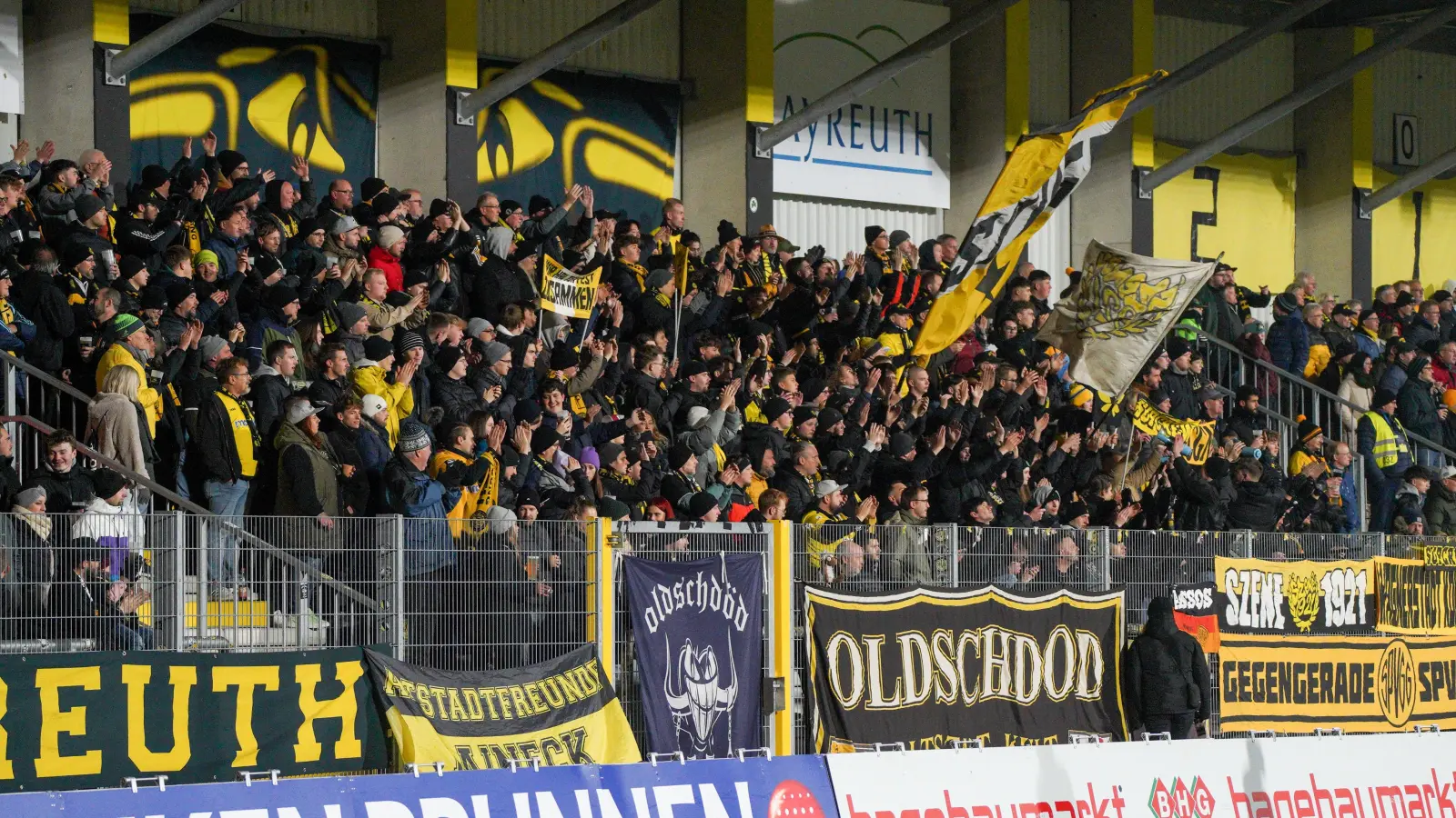 Auf die Unterstützung der treuen Fans auf dem „Biest” (Bild) wird die SpVgg Bayreuth angewiesen sein, wenn man gegen den Tabellenführer 1. FC Nürnberg II punkten will. (Foto: Archiv/Stefan Dörfler)