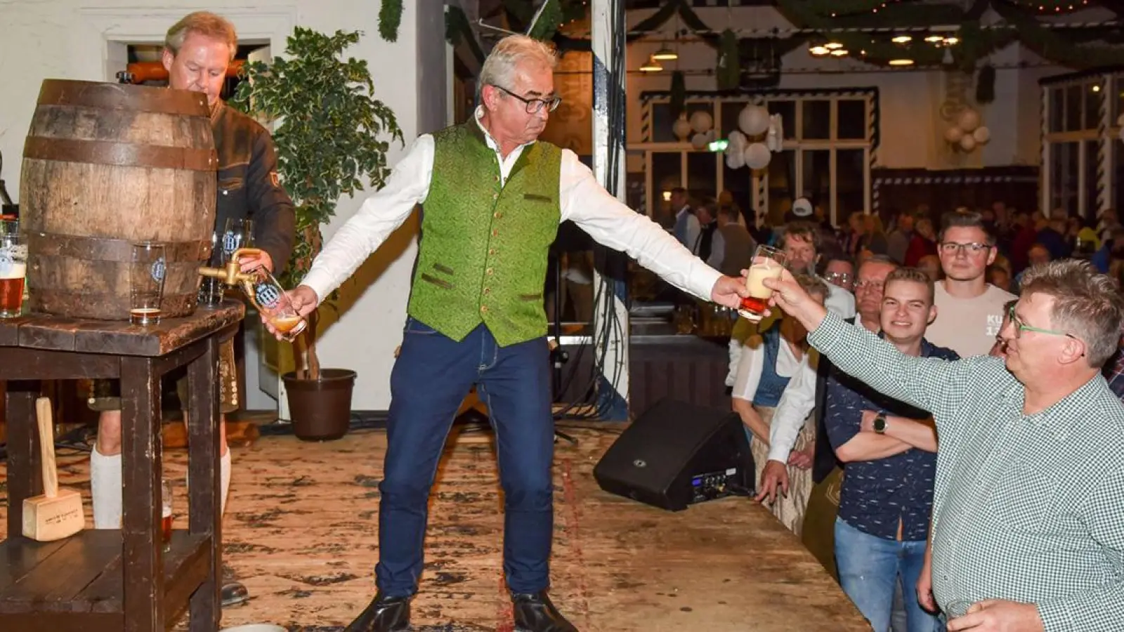 Heuer ohne Anstich: Vorstand Hans-Joachim Leipold (li.) und Georg Oberst (re.) von der Bayreuther Bierbrauerei am 31. Oktober 2022. (Foto: Dörfler)