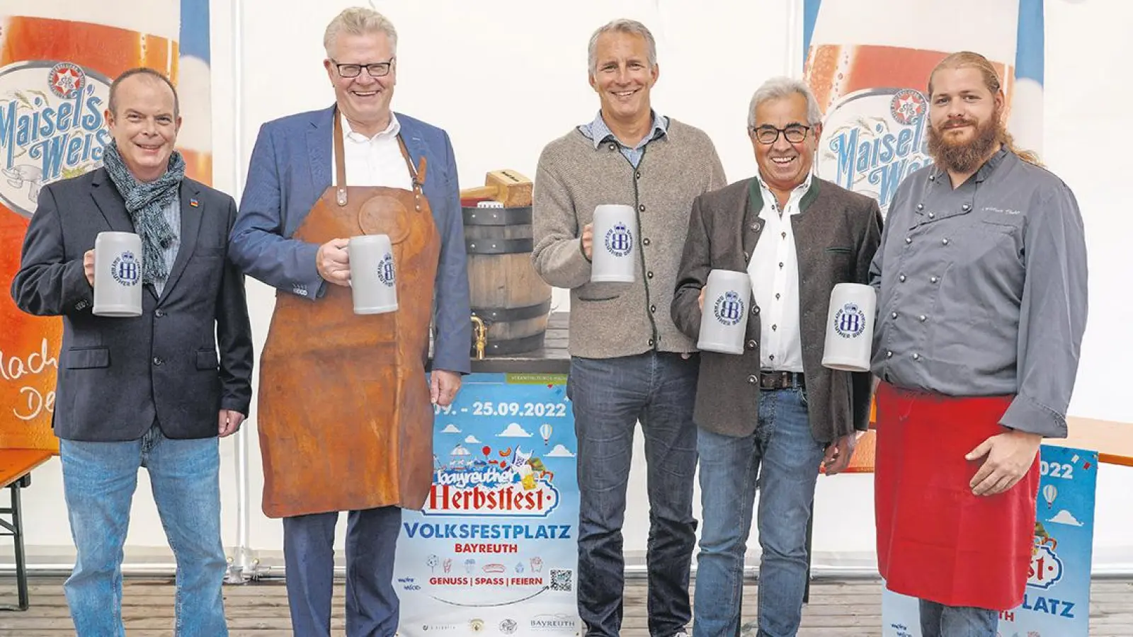 Freuen sich beim Bieranstich auf das Herbstfest. V.l.: Verkehrsdirektor Jan Kempgens, Oberbürgermeister Thomas Ebersberger, BMTG-Geschäftsführer<br>Manuel Becher, Georg Oberst von der Brauerei Maisel und Biergarten-Wirt Christian Täuber. (Foto: Dörfler)