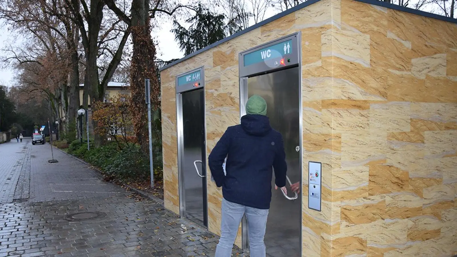 Neue öffentliche Toilette in der Wahnfriedstraße in Bayreuth. (Foto: Mohr)