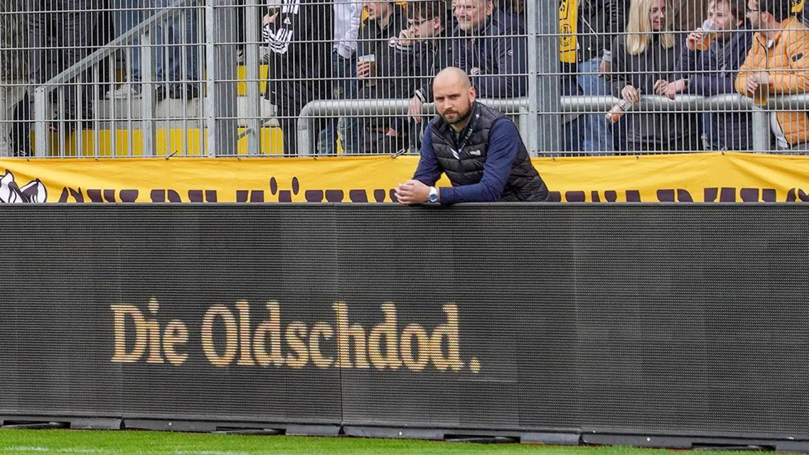 SpVgg Bayreuth: Geschäftsführer Jörg Schmalfuß an der LED-Bande. (Foto: Dörfler)
