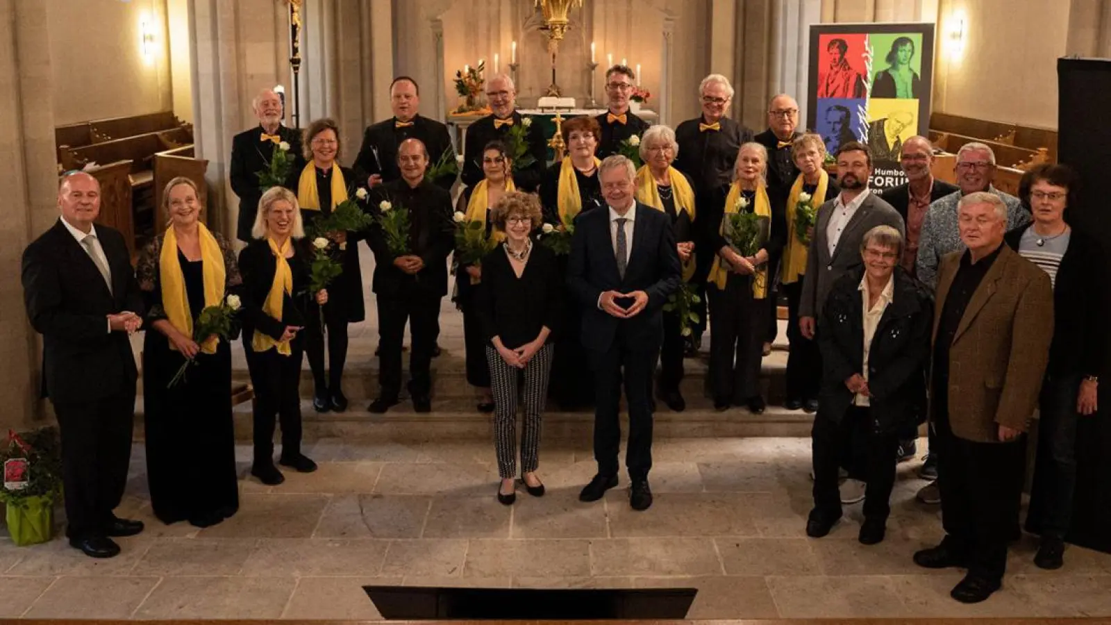 Der Zamirchor unter der Leitung von Barbara Baier (2.v.r.) umrahmte den diesjährigen Humboldt-Tag mit Landtagsvizepräsident Karl Freller und Dorothée von Humboldt (Bildmitte) (Foto: Dagmar Bauer)
