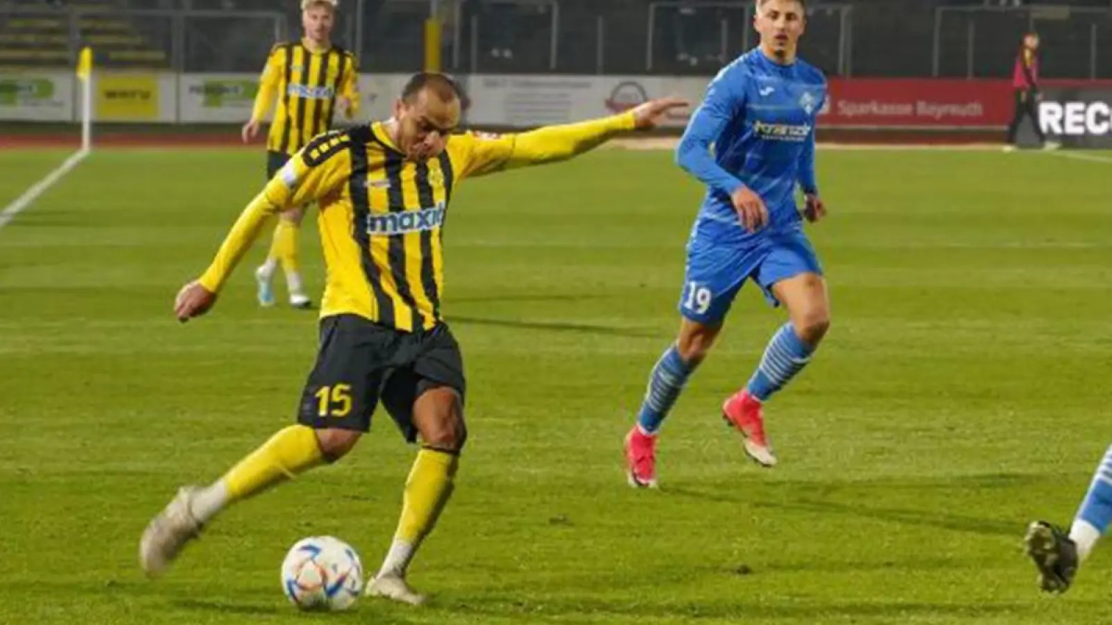 Jann George im Flutlichtspiel gegen Illertissen am 1. März: Drei der kommenden Spiele der SpVgg Bayreuth werden live im kostenlosen TV und Livestream übertragen. (Foto: Dörfler)