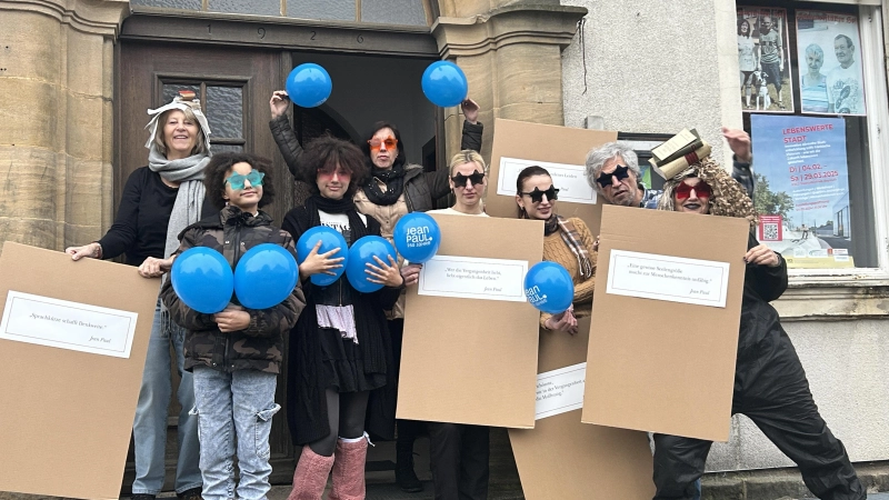 Die Akteure des Jean-Paul-Mottowagens freuen sich auf ihren Auftritt beim Faschingsumzug.  (Foto: Munzert)