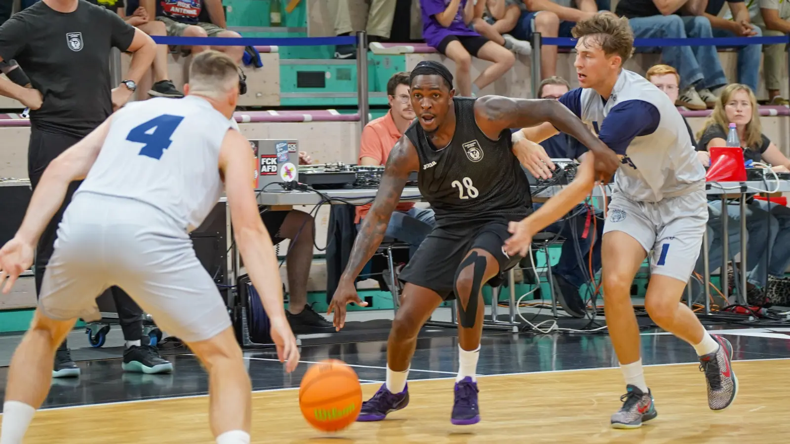 Glenn Abram (am Ball, hier im Testspiel gegen BK Decin) war bei der heutigen Partie bei den SBB Börde Baskets Wolmirstedt zusammen mit Joshua Bonga Topscorer bei MpK Bayreuth. (Foto: sd)