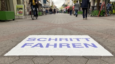 „Schritt fahren”: Neue Markierungen in der Bayreuther Innenstadt. (Foto: Lenkeit)
