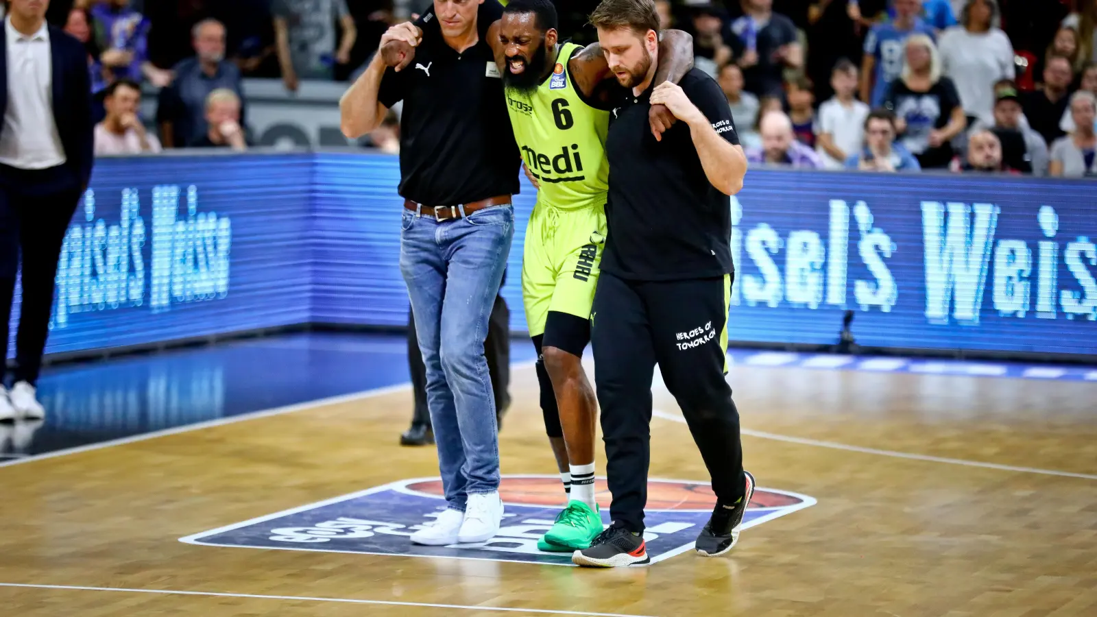 Das sah nicht gut aus: Lucky Jones musste gestützt vom Feld getragen werden. (Foto: Thorsten Ochs)