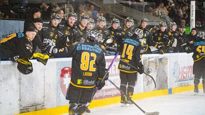 Zwar durfte der EHC gegen Mitterteich einen klaren Testspielsieg bejubeln, der Erfolg in der überharten Partie wurde jedoch durch einige angeschlagene Spieler überschattet. (Foto: Archiv/Stefan Dörfler)