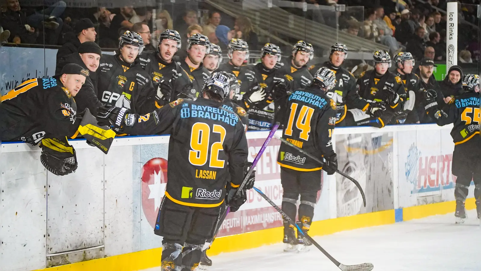 Zwar durfte der EHC gegen Mitterteich einen klaren Testspielsieg bejubeln, der Erfolg in der überharten Partie wurde jedoch durch einige angeschlagene Spieler überschattet. (Foto: Archiv/Stefan Dörfler)