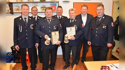 Die Geehrten mit Kreisbrandmeister Daniel Ermer (zweiter von links/hinten) und Bürgermeister Karl Lappe (zweiter von rechts). Rechts Vorsitzender Erwin Grüner, links Kommandant Joachim Roder und Mitte hinten sein Stellvertreter Matthias Zeilmann. (Foto: Dieter Jenß)