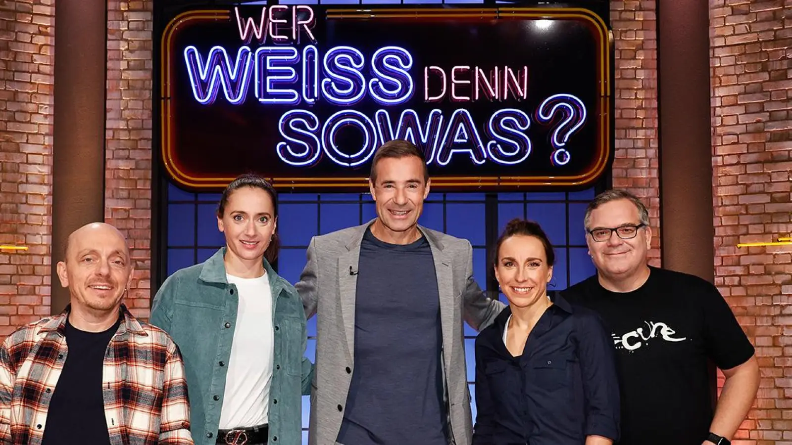 v.l.: Bernhard Hoëcker, Laura Philipp, Kai Pflaume, Anne Haug, Elton (Foto: ARD/Morris Mac Matzen)
