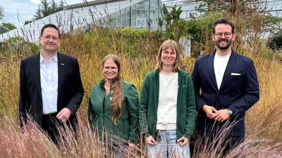 V.l.: Vorstandsmitglied und Sprecher der Geschäftsführung der Motor-Nützel GmbH, Steffen Rump, Leiterin Ökologisch-Botanischer Garten Dr. Lena Muffler-Weigel, Projektleiterin Dr. Jana Messinger und Oberbürgermeister Dr. Andreas Zippel.							  (Foto: Dörfler)