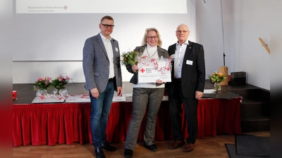 Peter Herzing (Vorsitzender BRK-Bayreuth), Sylvia Schatz-Seidel (Geseeser Landbäckerei) und Markus Ruckdeschel (Kreisgeschäftsführer BRK-Bayreuth). (Foto: Tobias Schif / BRK-Bayreuth.)