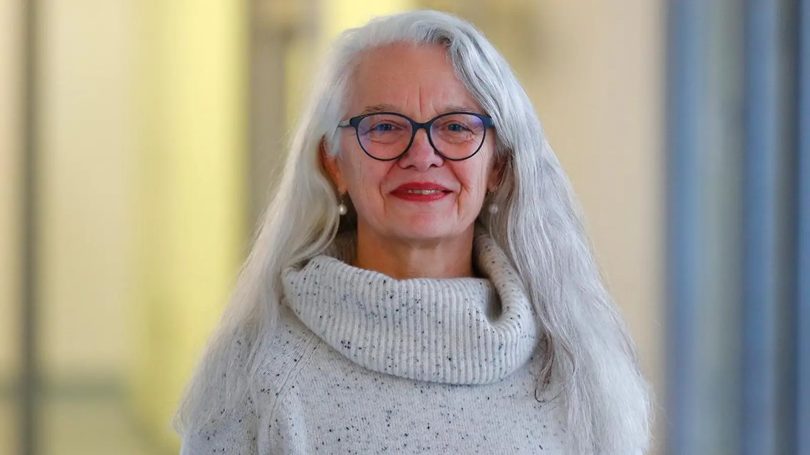 Die Sprachwissenschaftlerin Prof. Dr. Karin Birkner von der Uni Bayreuth erhält das Bundesverdienstkreuz am Bande. (Foto: red)