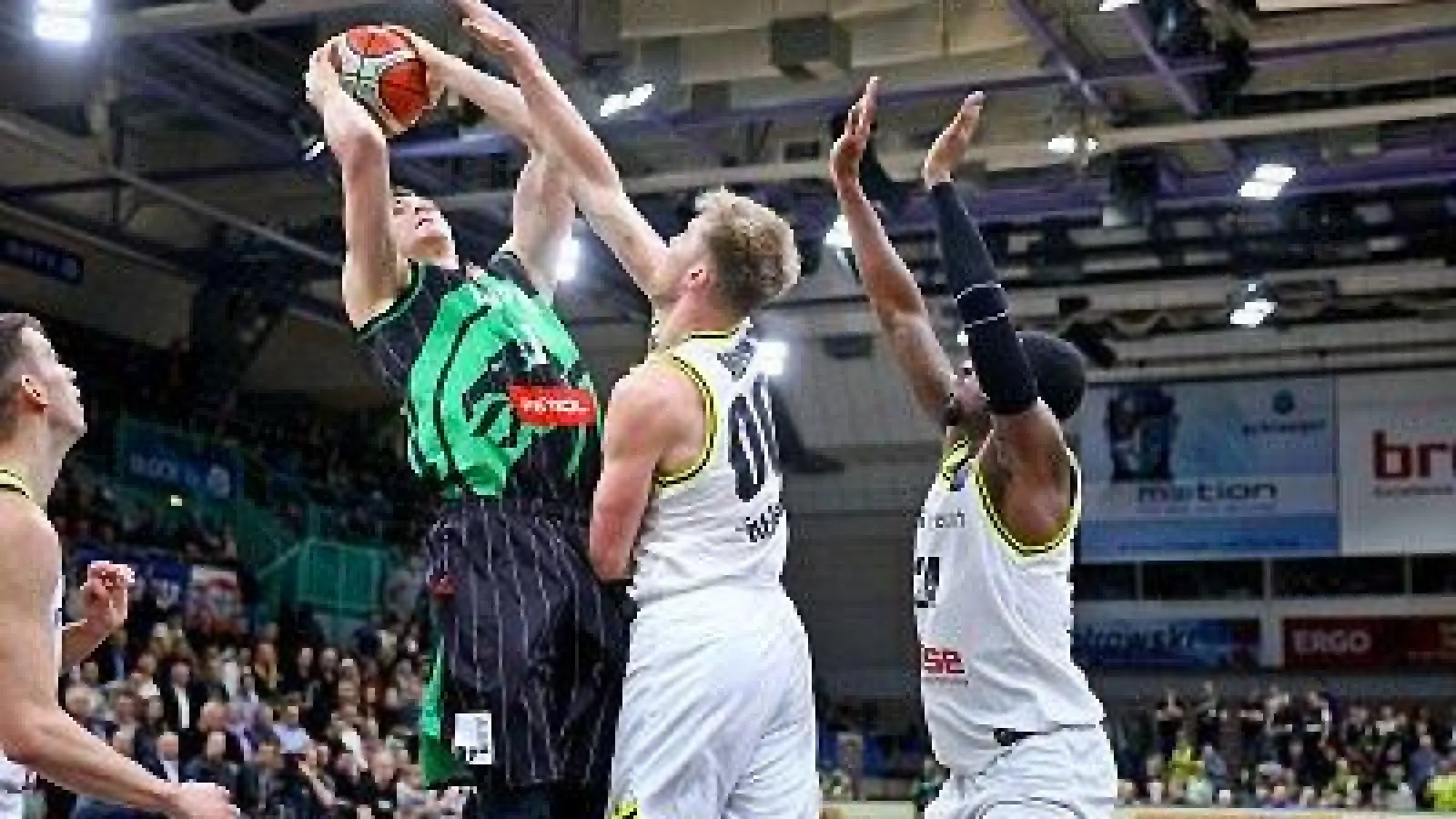 Eric Mika ist in der Defensive gefordert. Fotos: Basketball Champions League / Foto: ochsenfoto.de (Foto: inBayreuth.de)