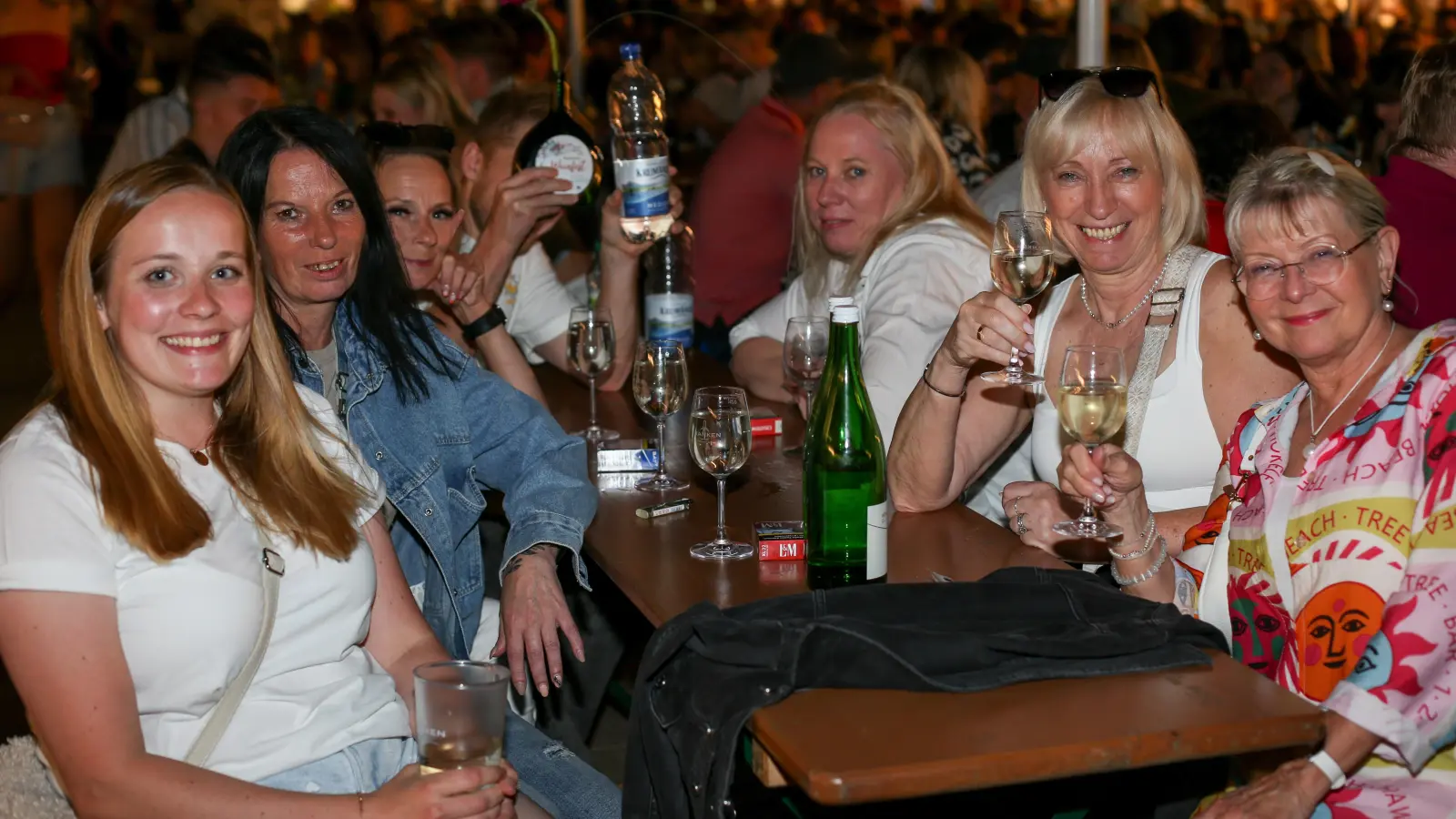 Ausgelassene Stimmung beim Weinfest.  (Foto: sd)