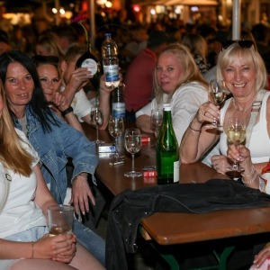 Ausgelassene Stimmung beim Weinfest.  (Foto: sd)