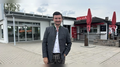 Alexander Nickl vor dem zukünftigen Geschäft in Bayreuth.  (Foto: jm)