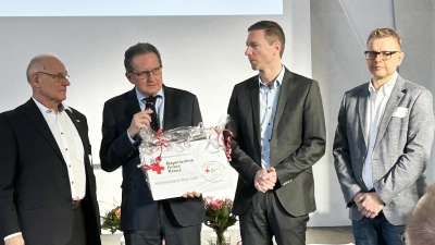 Für ihre jahrzehntelange Zusammenarbeit im Gesundheitswesen und in der Kinderbetreuung erhielt das Klinikum Bayreuth eine Urkunde. Von links: Peter Herzing, Klinikum-Geschäftsführer Dietmar Pawlik, Aufsichtsratsvorsitzender Landrat Florian Wiedemann und Markus Ruckdeschel. (Foto: gmu)