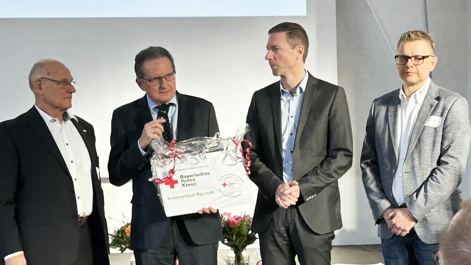 Für ihre jahrzehntelange Zusammenarbeit im Gesundheitswesen und in der Kinderbetreuung erhielt das Klinikum Bayreuth eine Urkunde. Von links: Peter Herzing, Klinikum-Geschäftsführer Dietmar Pawlik, Aufsichtsratsvorsitzender Landrat Florian Wiedemann und Markus Ruckdeschel. (Foto: gmu)