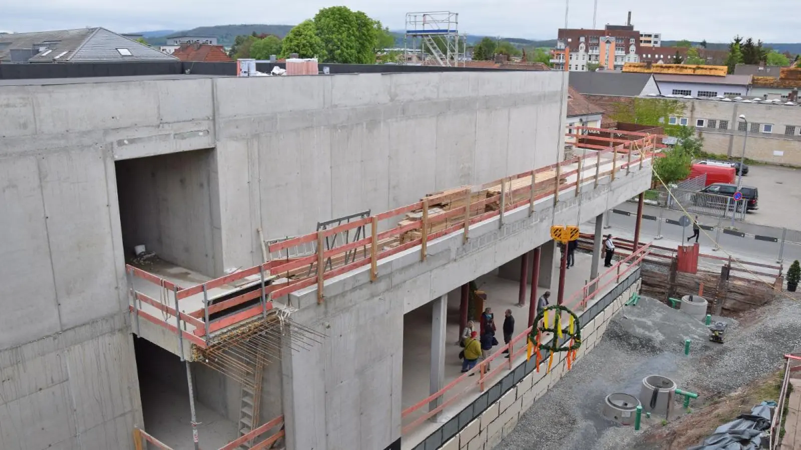 Das neue Stadtarchiv von der Rückseite der Leers&#39;schen Villa aus betrachtet. Im Hintergrund: Wohnbebauung in der Königsbergstraße und der Oschenberg. (Foto: Lenkeit)