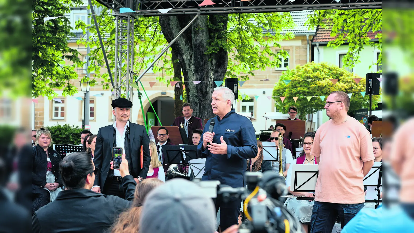 V.l.: Tobias Bätz, Alexander Herrmann und Christian Carbon bei der Eröffnung des „Zu Tisch!“-Festivals 2023.  (Foto: Jesper Hilbig)