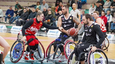 Center Dario Schulz (am Ball, hier im Spiel gegen die Doneck Dolphins Trier) bleibt dem Team des RSV Bayreuth auch in der kommenden Zweitligasaison erhalten. (Foto: sd)