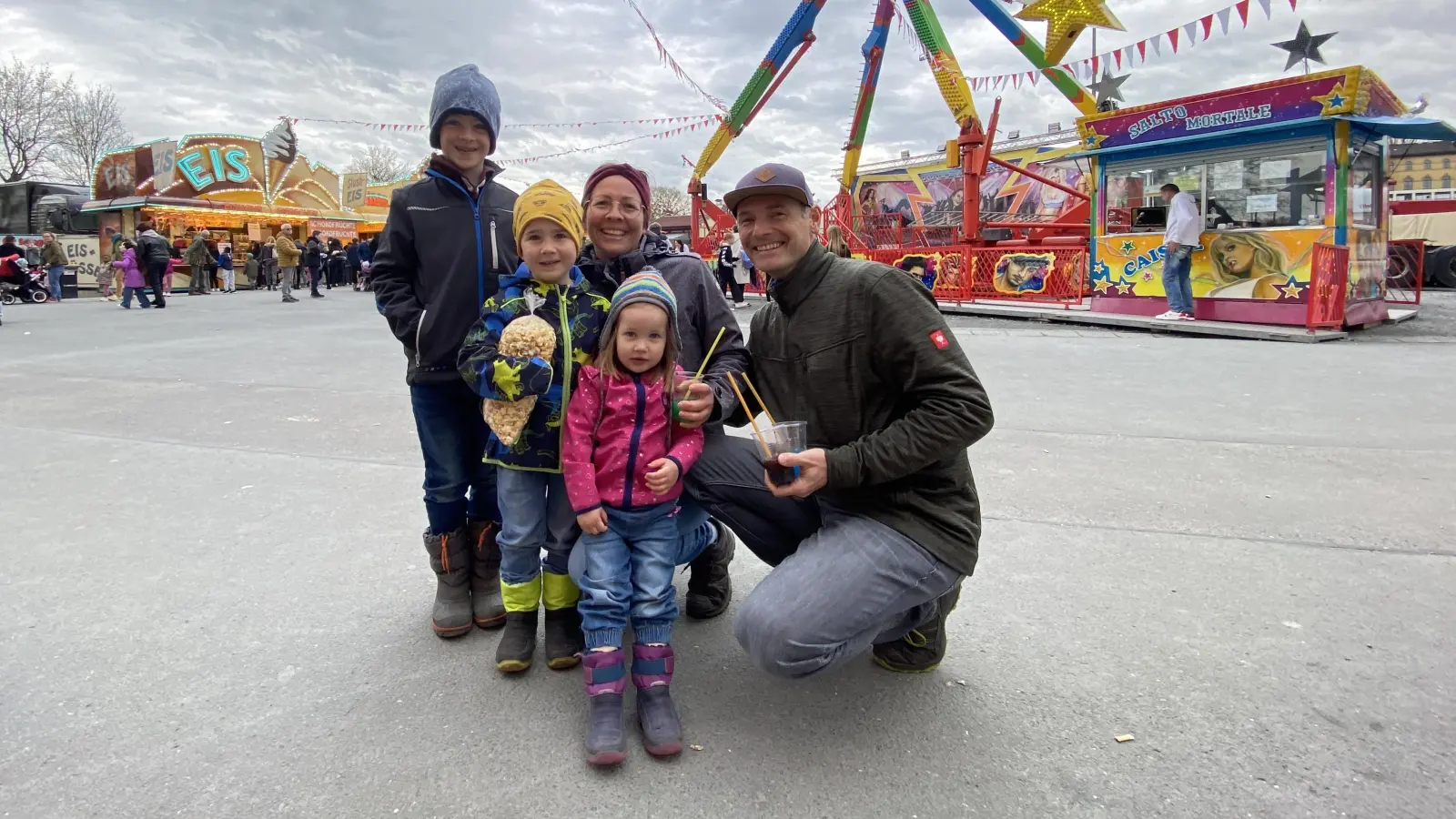 Familie mit drei Kindern auf dem Frühlingsfest. (Foto: Lenkeit)