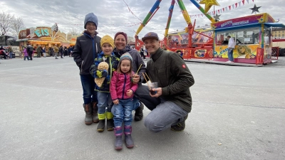Familie mit drei Kindern auf dem Frühlingsfest. (Foto: Lenkeit)
