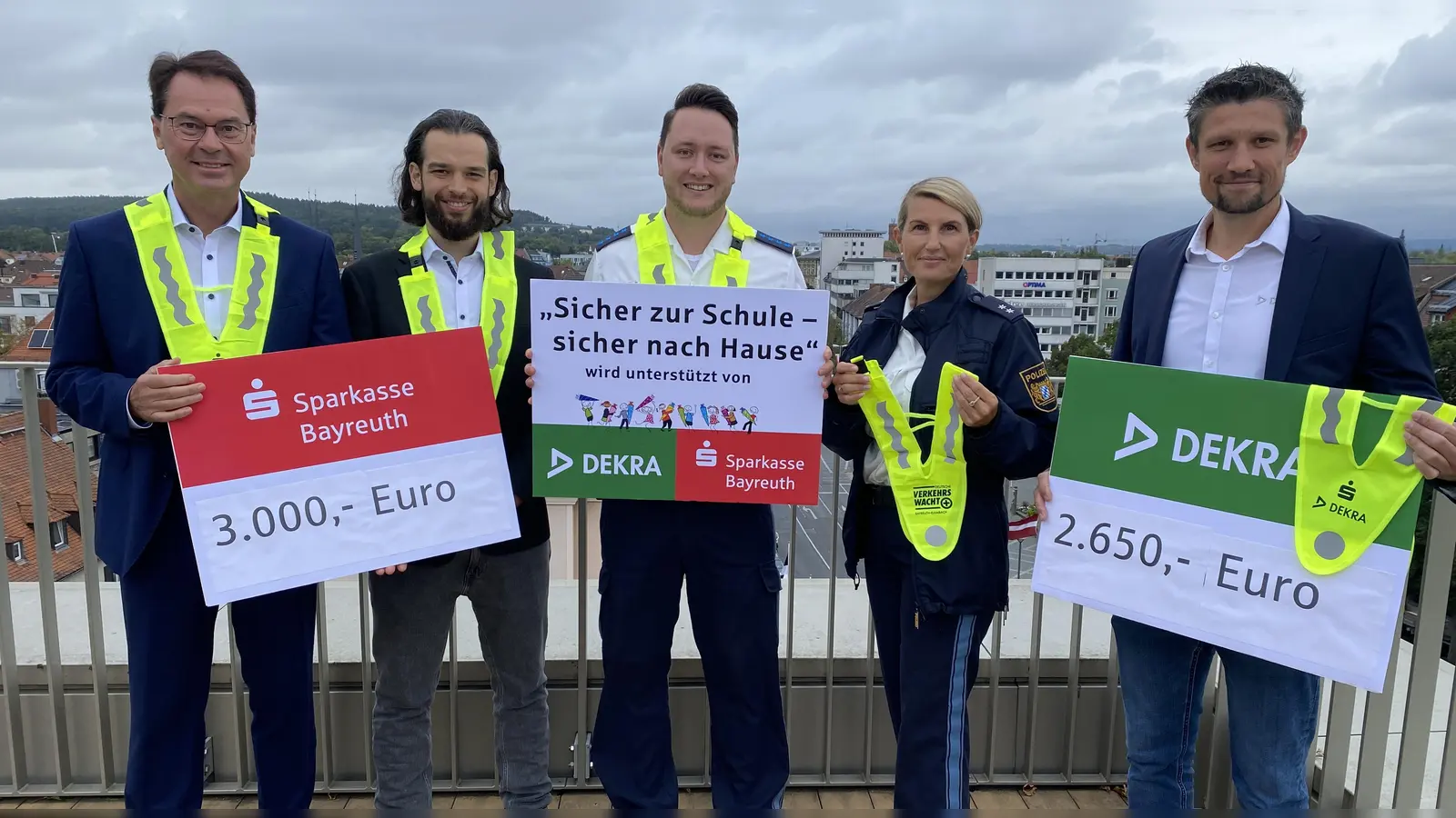 V.l.: Wolfgang Hetz, Vorstand Sparkasse Bayreuth, Lukas Hübner-Heinze, 1. Vorsitzender der Kreisverkehrswacht Bayreuth-Kulmbach e.V., Christoph Thomsen, Stefanie Becker und Stefan Hühne, Leiter der DEKRA-Niederlassung Bayreuth.  (Foto: jm)