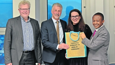V.l.: OB Thomas Ebersberger, Prof. Dr. med. Jürgen Dolderer, Annette Dolderer, die sich nach der Einschulung von Safari in die Albert-Schweitzer-Schule in Bayreuth, um seine schulischen Leistungen sehr erfolgreich  gekümmert hat und seine Exzellenz  Hassani Iddi Mwamweta.        (Foto: red )