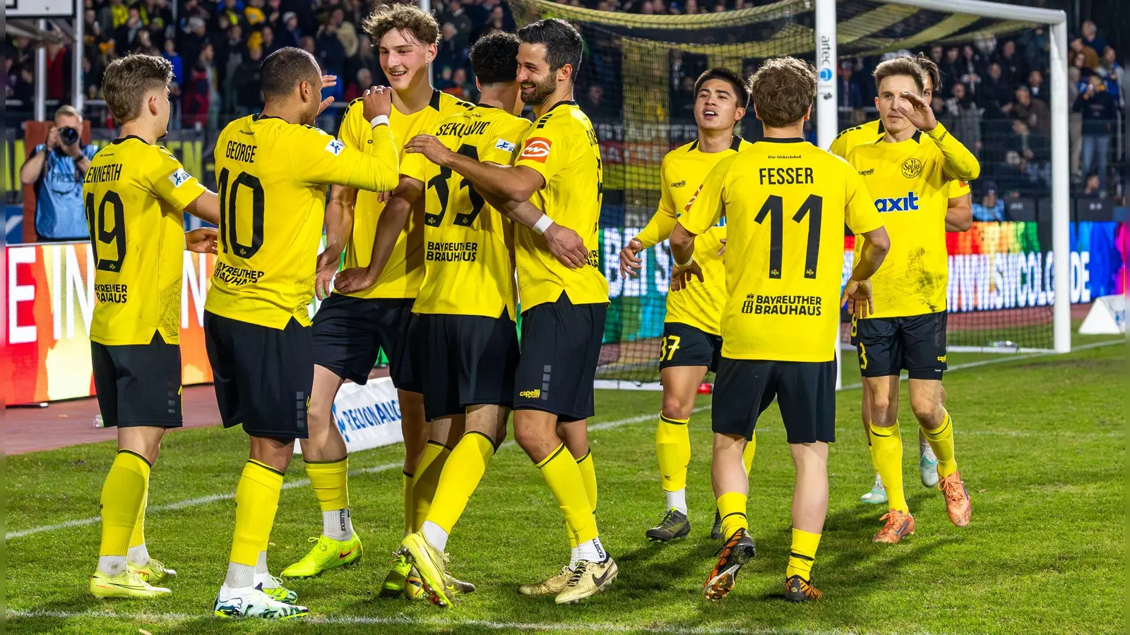 Wie im ersten Heimspiel nach der Winterpause gegen Bayern München II (Bild) will die SpVgg Bayreuth auch gegen Schwaben Augsburg möglichst wieder zusammen mit den Fans drei Punkte feiern. (Foto: Dirk Ellmer)